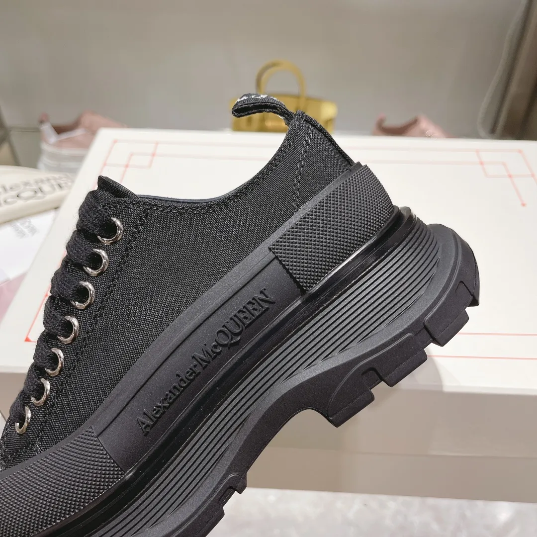 👟👟Ex-factory price 480👟👟 Hot item. Official website new colors factory direct sales! The latest version of Alexander McQueen's men's and women's couple's model is a hit👑Purchasing agent version. Original version 1:1. Fabric: original imported waterproof canvas. Lining: imported water chestnut sheepskin, strong, stain-resistant and breathable. Insole: Imported silk lining Outsole: T👟👟Ex-factory price U several layers of original combination sole (not an ordinary sole on the market) Packaging: Comes with original shoe box, cloth bag, certificate card Code number: 34-45
